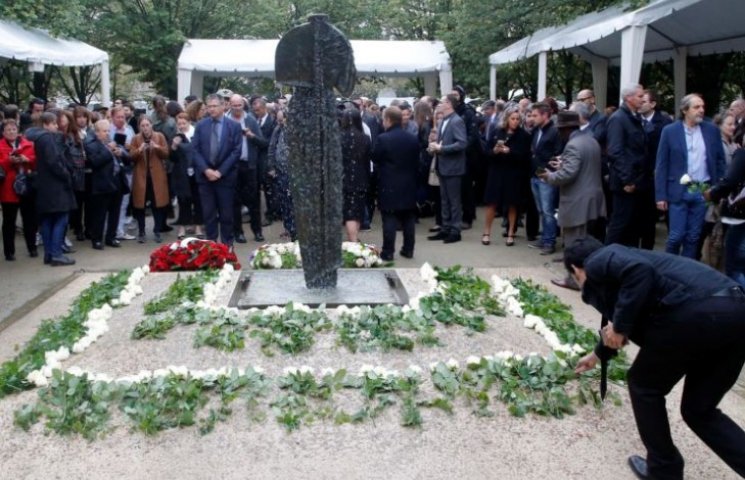 В Париже почтили память жертв террора…