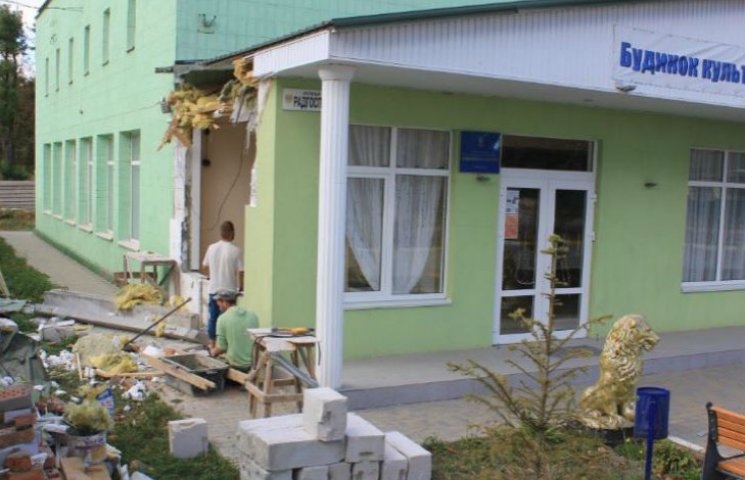 В Гостомеле строительный кран разбил дом…