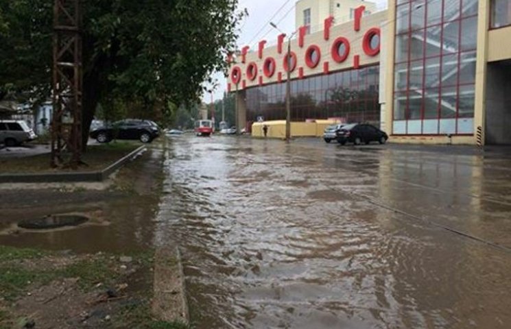 Миколаїв поплив: осінній дощ змусив горо…