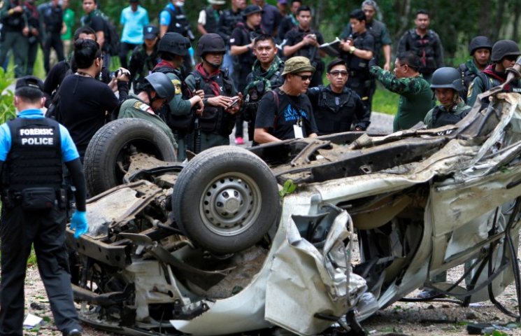 В Таиланде взрыв: трое полицейских погиб…