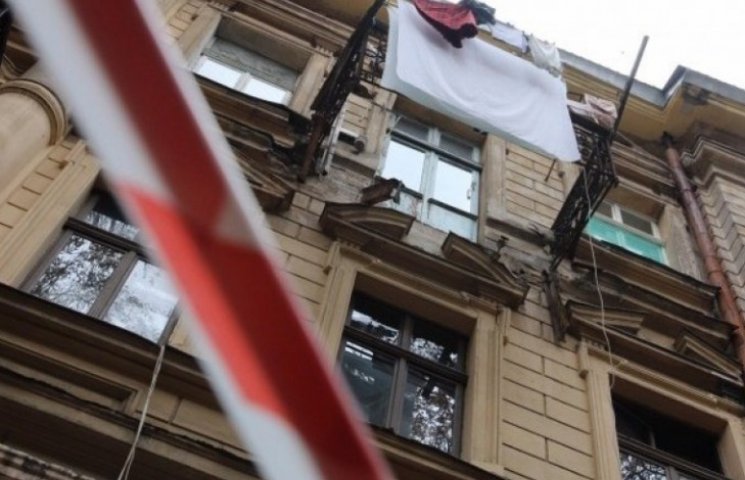 В центре Одессы балкон рухнул и пробил а…