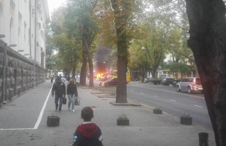 Ранок в Одесі: у центрі міста палає марш…