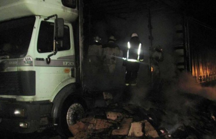 На Черкащині згоріла вантажівка з картон…