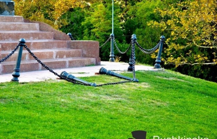 В Одесі вандали пошкодили огорожу біля п…