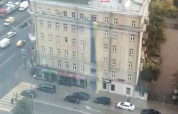 В центре Москвы развевается огромный фла…