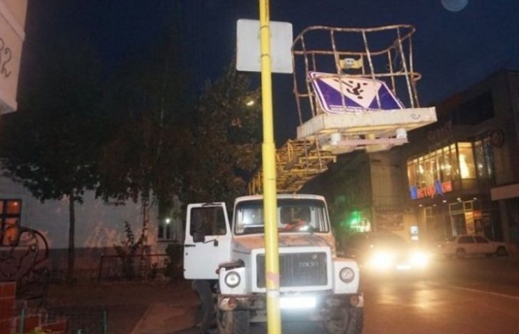 В Ужгороді демонтували дорожній знак-пос…