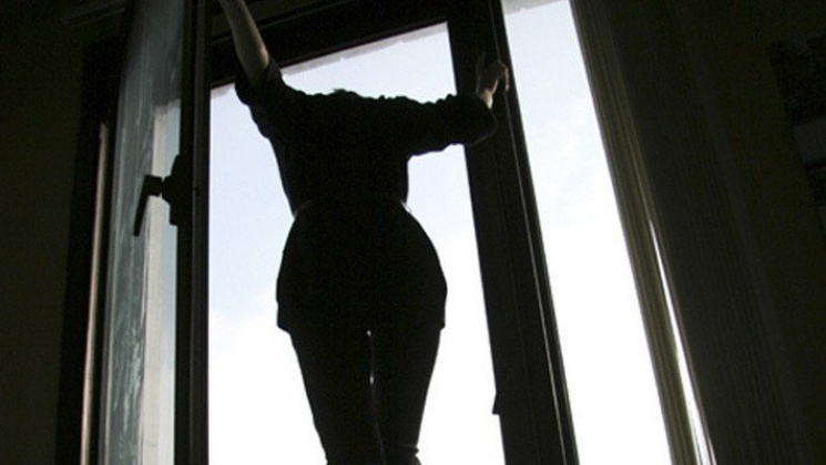 В Харькове женщина выпрыгнула из 16-этаж…