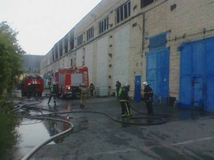 У Харкові спалахнула виробнича будівля…