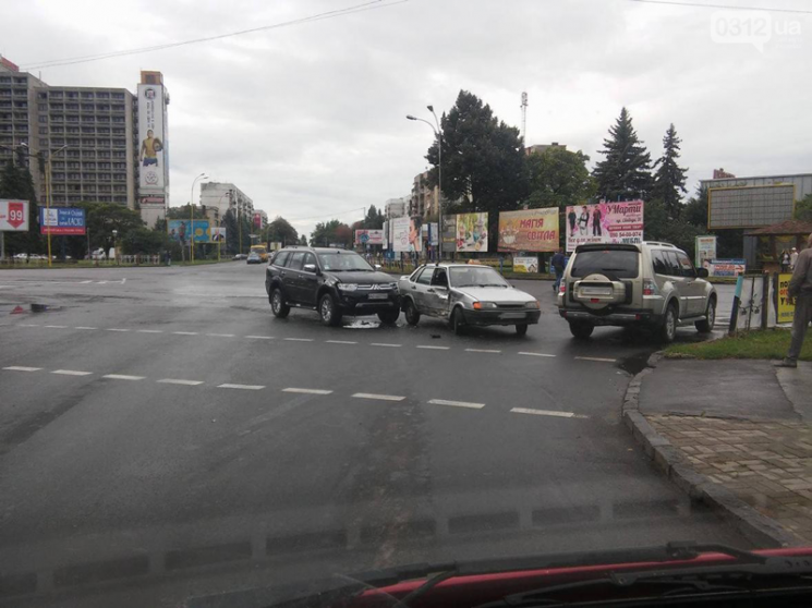 В Ужгороді на перехресті біля "України"…