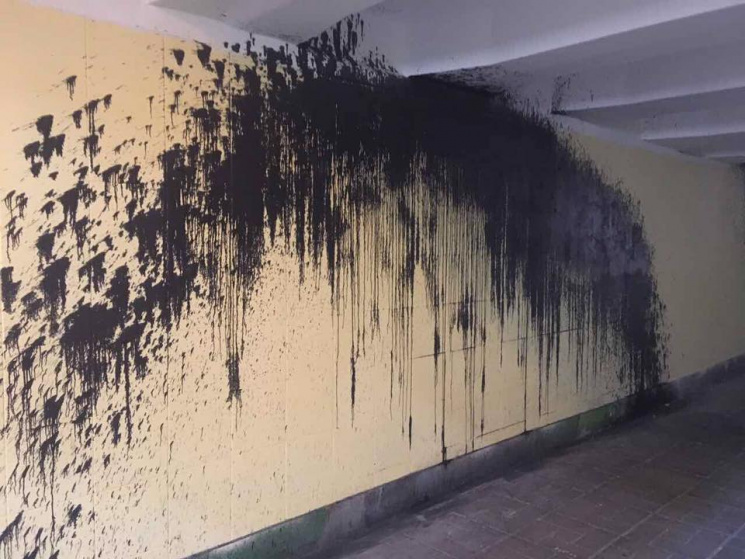 У Києві вандали облили фарбою підземний…