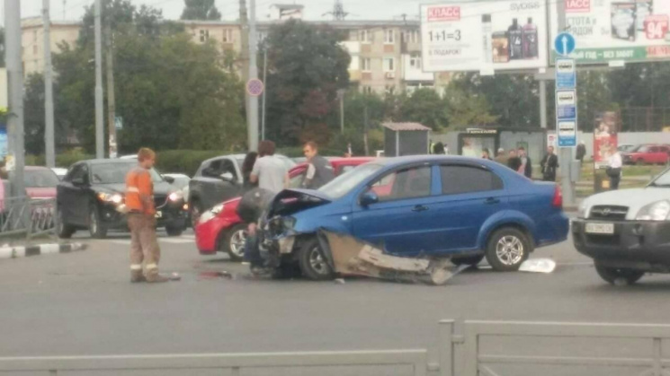 В центре Харькова столкнулись авто: Трав…