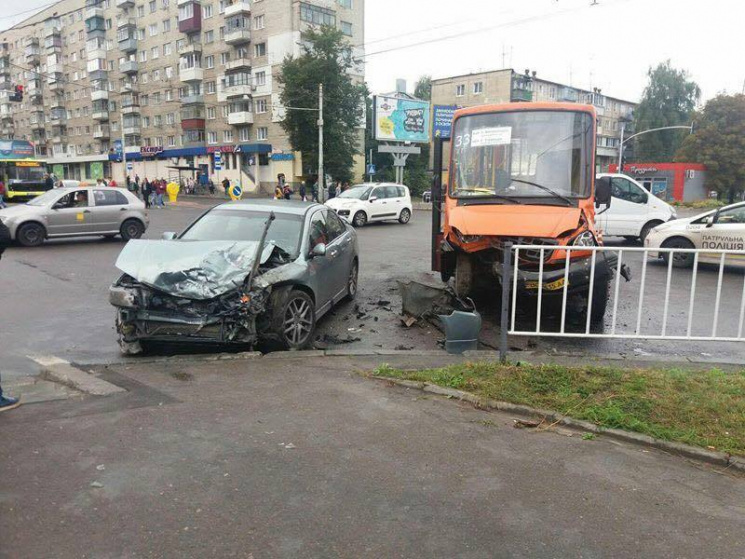 Жахлива аварія маршрутки у Львові: шесте…