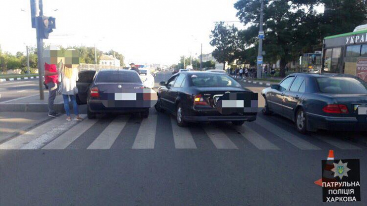 В Харькове водитель въехал в авто, котор…