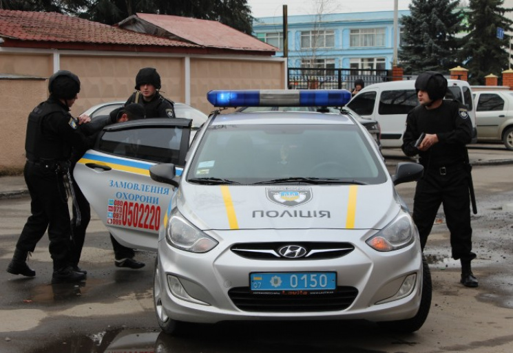 В Харькове арестовали двух полицейских:…