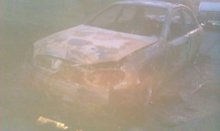 На Херсонщині вночі вщент згоріла автівк…