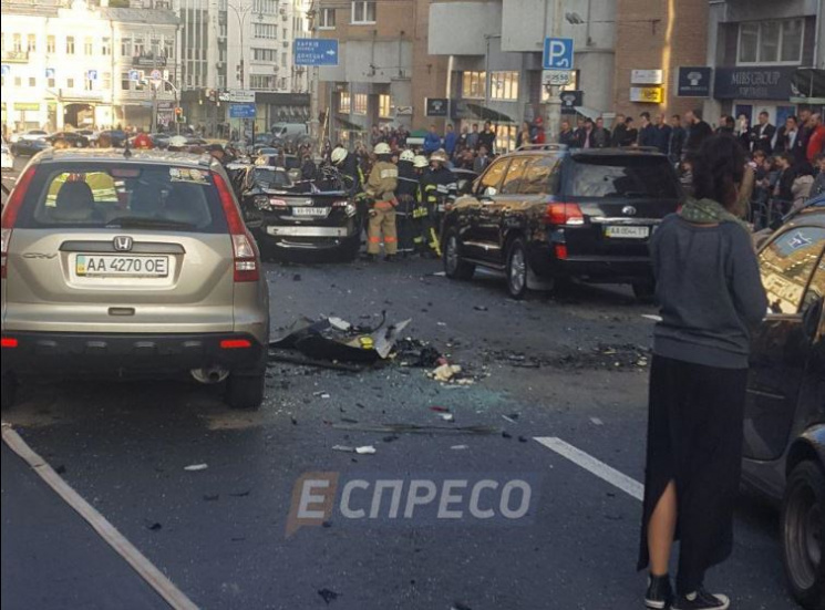 У центрі Києва вибухнув автомобіль з люд…
