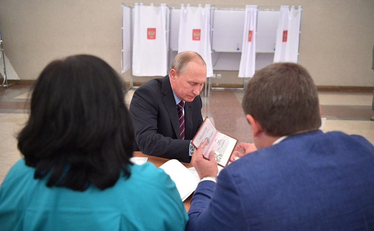 Путин показал свой паспорт, - СМИ…