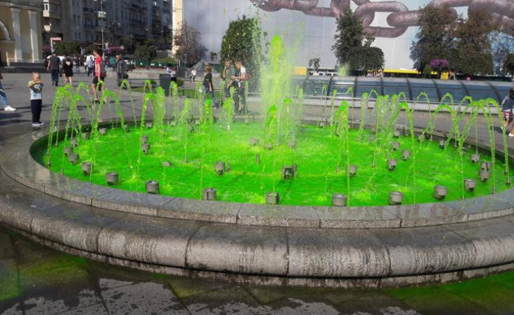 На Майдані Незалежності позеленів фонтан…