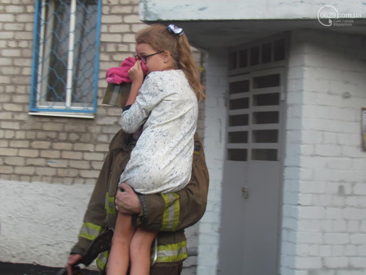 В Мариуполе горит многоэтажка: Люди попа…