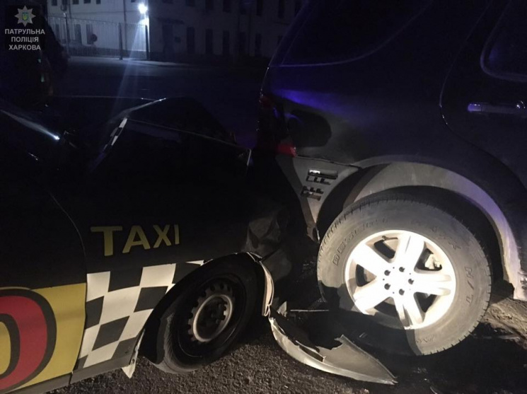 В Харькове таксист протаранил припаркова…