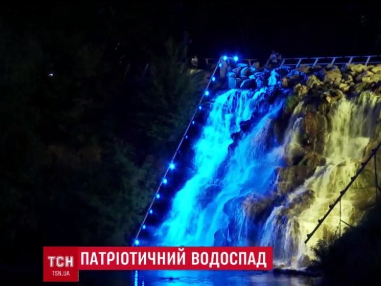 У центрі Дніпра штучний водоспад підсвіт…