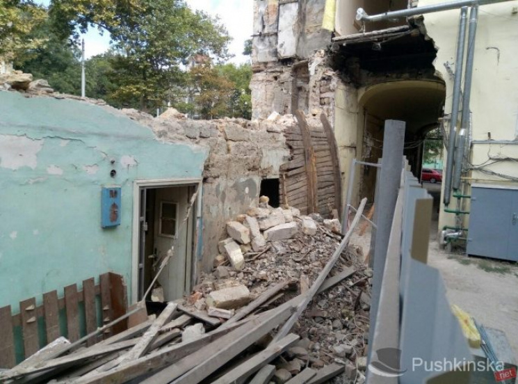 В центре Одессы обрушилась часть здания…