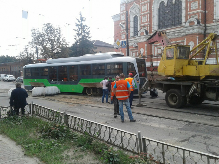 В Харькове слетел с рельсов новый трамва…