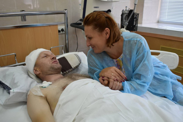 В больнице Днипра жена-волонтер выхажива…
