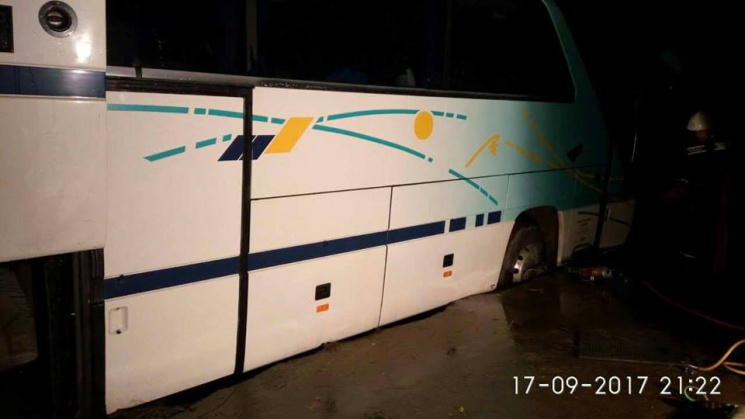 У Франківську в траншеї застряг автобус…