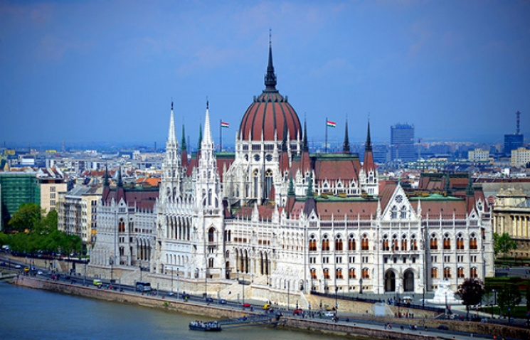 Парламент Угорщини одноголосно засудив у…