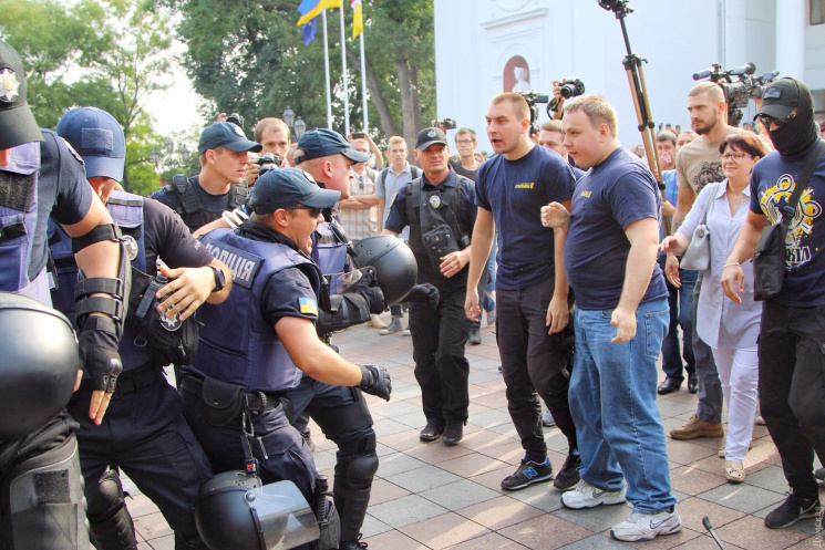 Столкновения под мэрией Одессы: Радикалы…