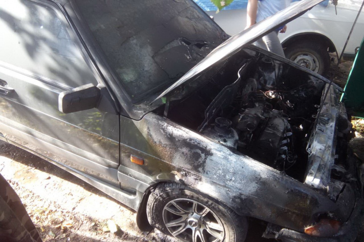 На Харківщині в гаражі спалахнув автомоб…