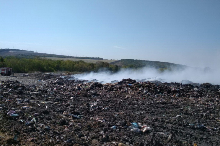 На Харківщині загасили комунальне сміттє…