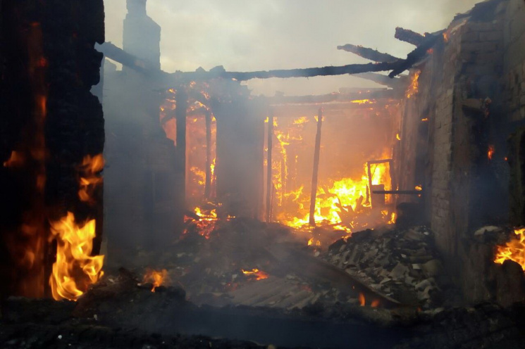 В Харькове сгорел "ничейный" дом (ФОТО)…