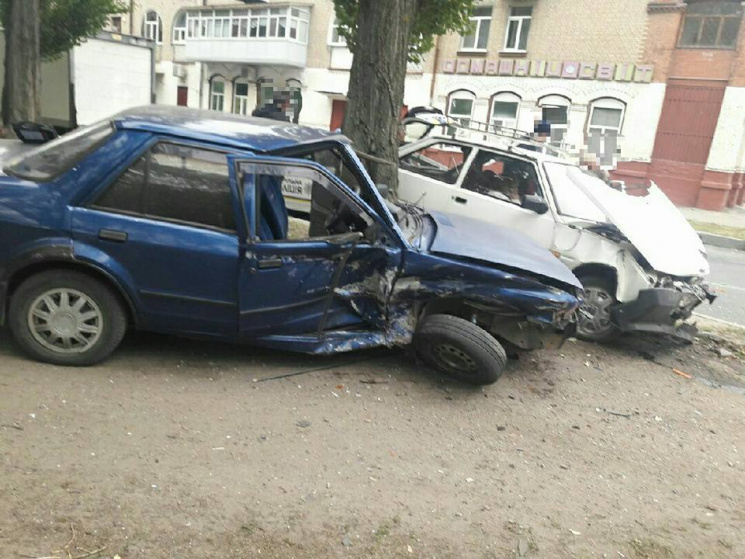 У ДТП в Харкові травмувалися водій та па…