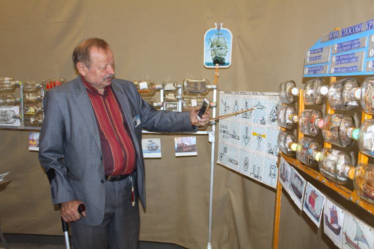 Волинський майстер представив у Славуті виставку вітрильників у пляшках (ФОТО)