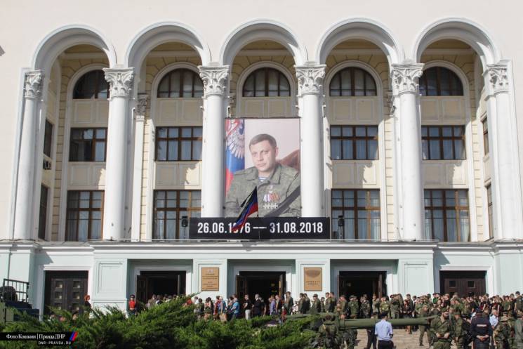 Захарченко хоронят в Донецке: Гроб закры…