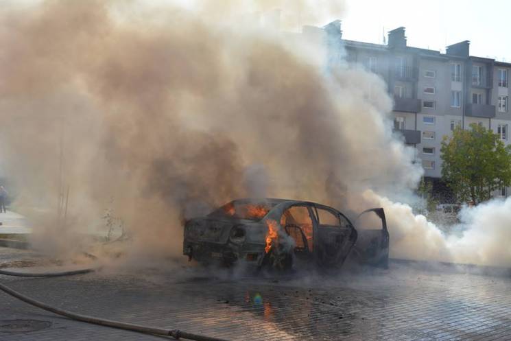 В Ужгороді вранці згоріла Toyota (ФОТО)…