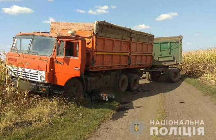 На Харьковщине в поле грузовик разбил ск…