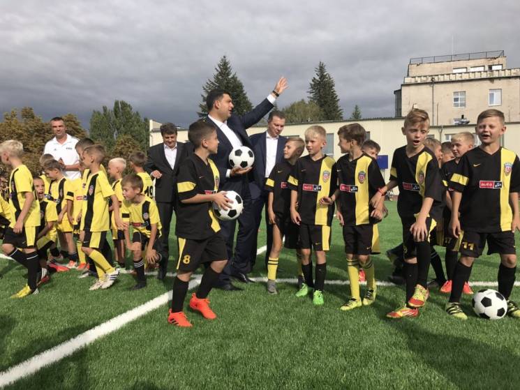 Гройсман у Вінниці відкрив футбольне пол…