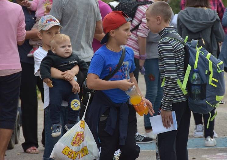 З рюкзаками та в масках: Як евакуюють херсонських дітлахів подалі від кримської отрути (ФОТО)