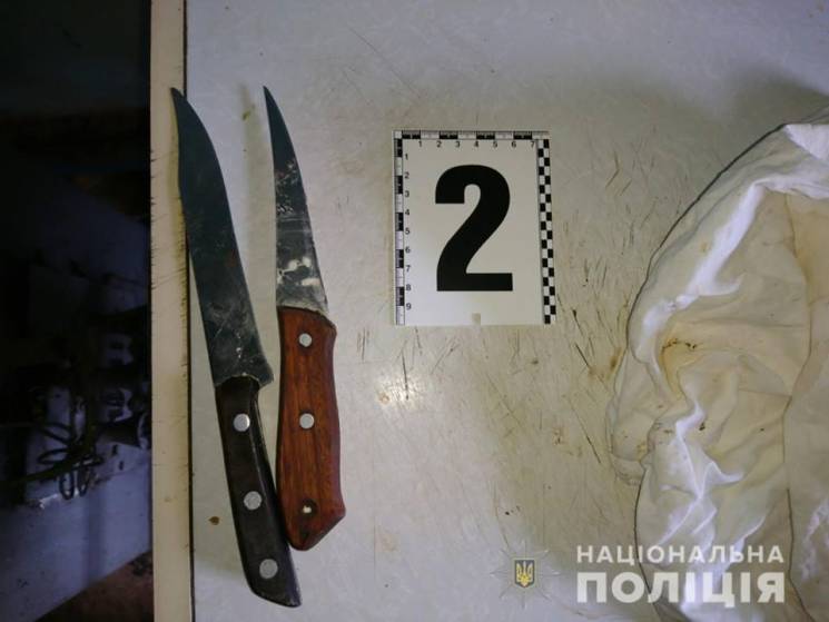 Под Харьковом женщина вонзила нож в груд…