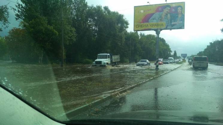 У Запоріжжі злива затопила вулиці (ФОТО)…