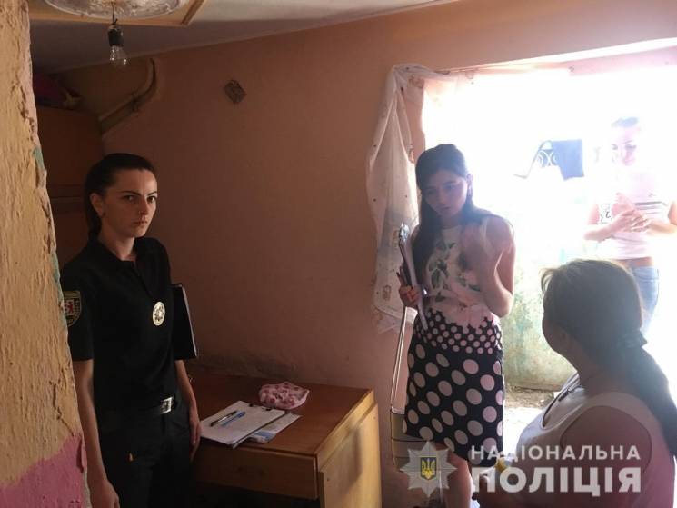 Мукачевские правоохранители идут в семьи…