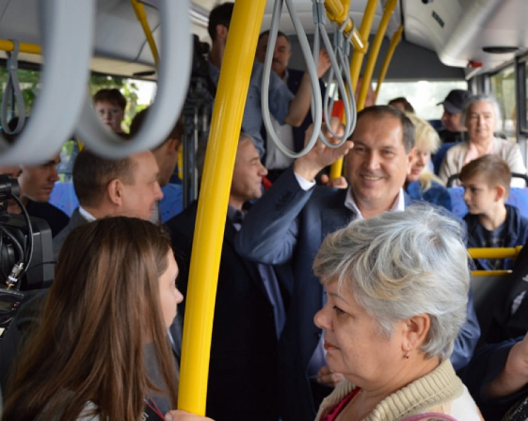 Как мэра в переполненных автобусах по ул…