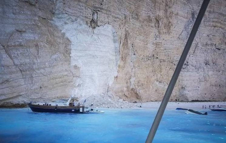 В Греции на пляж рухнула скала, есть пос…