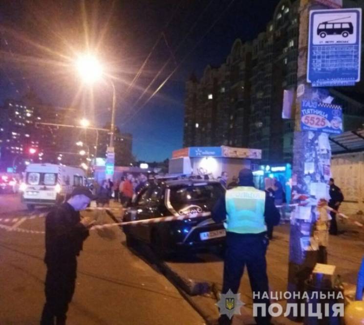 У Києві водій таксі влетів у зупинку, є…