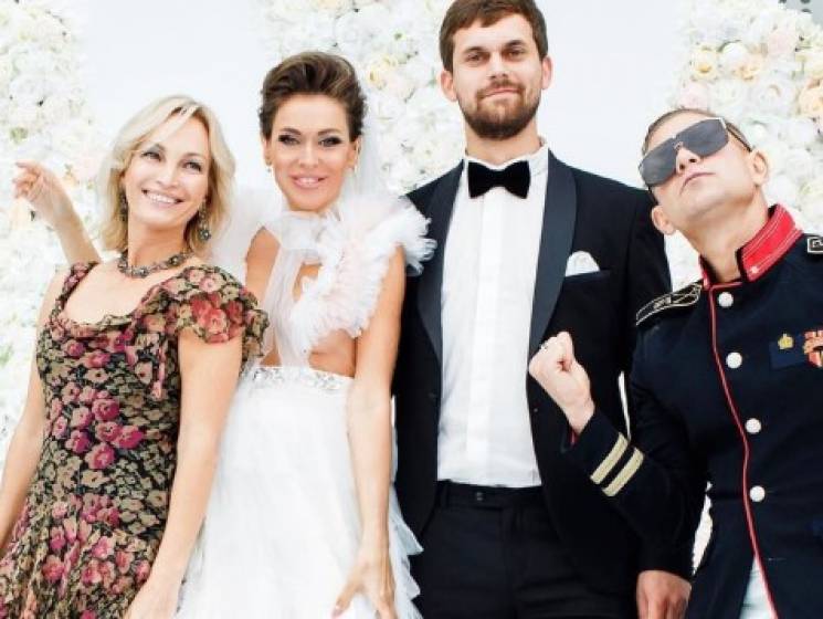Вагітна російська співачка зіграла весіл…