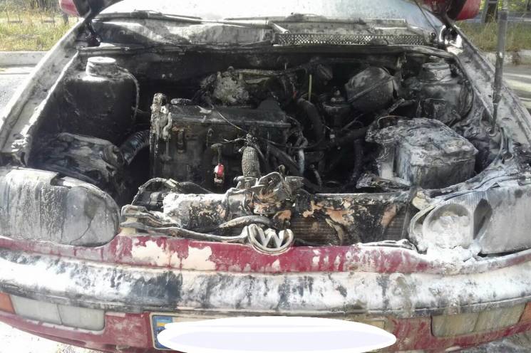 У Харкові біля висотки спалахнув автомоб…