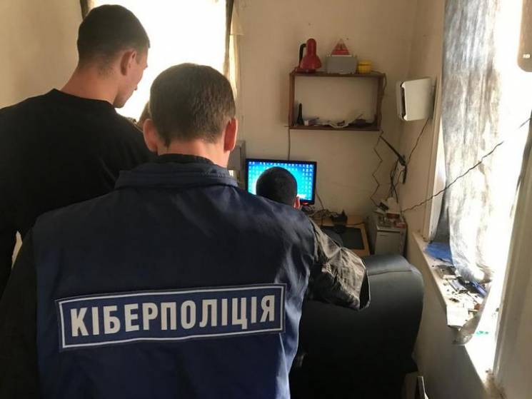 На Полтавщині затримали хакера, який "за…